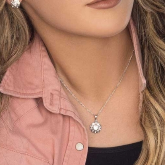 Montana Silversmiths Hidden Hearts Crystal Necklace - New! - Picture 5 of 6